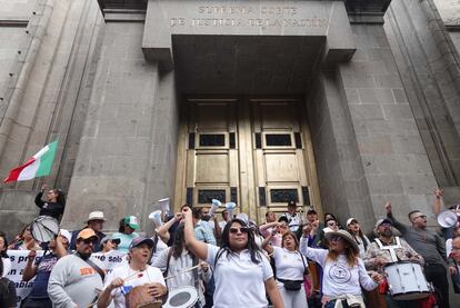 Trabajadores del Poder Judicial protestan frente a la Suprema Corte de Justicia de la Nación, el 3 de octubre en Ciudad de México.