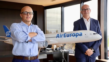 El director general de Air Europa, Richard Clark, junto al consejero delegado de la aerolínea, Jesús Nuño de la Rosa.