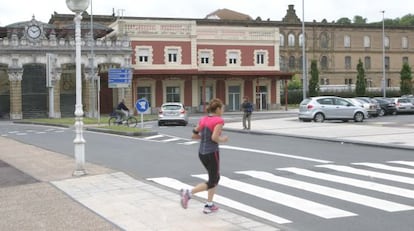Una mujer corriendo junto a la estación de tren de Atotxa, donde se proyecta la nueva estacion de autobuses donostiarra.