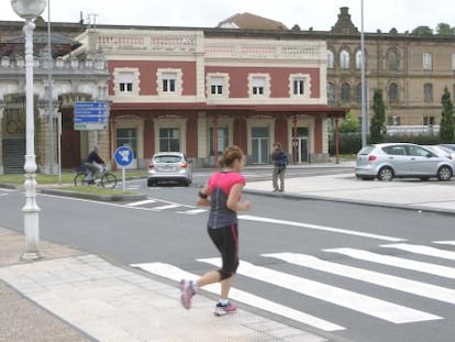 Una mujer corre junto a la estación de tren de Atotxa, en San Sebastián.