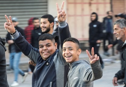 Jóvenes palestinos celebran el alto el fuego mientras regresan a sus hogares en Ciudad de Gaza, este domingo. 