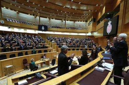 Los senadores aplauden al presidente de la cámara, Pio García Escudero, tras su discurso de despedida en el último pleno de la legislatura.
 