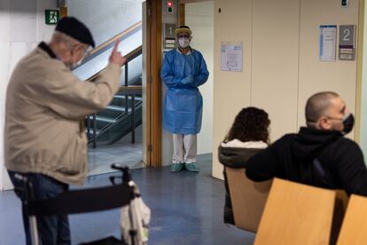 Sala de espera para posibles pacientes con covid del CAP Pare Claret de Barcelona a finales de diciembre.