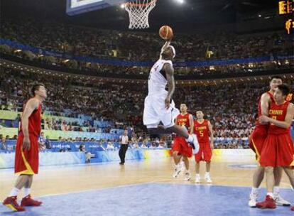 LeBron James se dispone a machacar la canasta ante la impotencia de los cinco jugadores de la selección china.