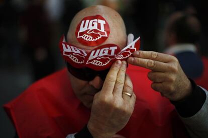 Málaga. Un miembro de UGT decora su cabeza con pegatinas durante la Manifestación en contra de la Reforma Laboral