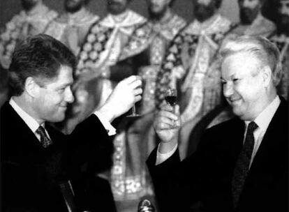 El Presidente ruso Boris Yeltsin y el Presidente de Estados Unidos , Bill Clinton, brindan en el Kremlin frente a un mural de nobles zaristas, el 14 de Enero. La cena fue el último evento, después de los dos días del líder americano en Moscú.