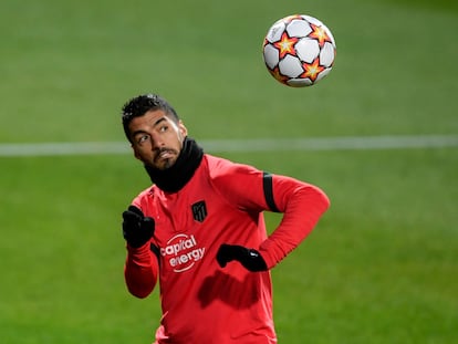 Luis Suárez, durante el último entrenamiento del Atlético previo al partido con el Milan. (Photo by OSCAR DEL POZO / AFP)