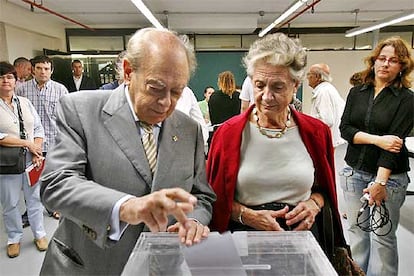 En el Centro Instituto Cultural de Barcelona, en el distrito de Sarria Sant-Gervasi, el ex presidente de la Generalitat, Jordi Pujol, y su esposa, Marta Ferrusola, se han encontrado con su nieta mayor que ejercía hoy de interventora de CiU en ese colegio electoral. Pujol ha destacado la "trascendencia" de estas elecciones puesto que "Cataluña vive en todos los sentidos un momento especialmente decisivo e importante".