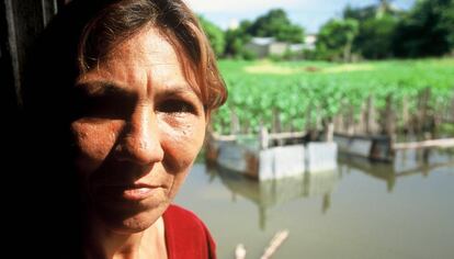 Rosalva, en su casa de Colombia, que cada año se ve afectada por inundaciones.