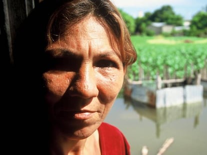 Rosalva, en su casa de Colombia, que cada año se ve afectada por inundaciones.
