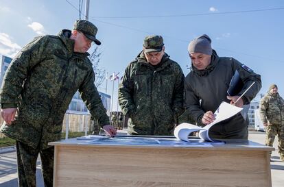 Serguéi Shoigú (en el centro) inspeccionaba unos planes de reconstrucción, este lunes en Mariupol.