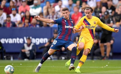 Griezmann (derecha) ante Bardhi, en el Levante-Barcelona.