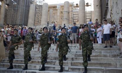 Un grup de soldats abandona l'Acròpolis, aquest dimarts.