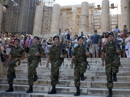 Un grup de soldats abandona l'Acròpolis, aquest dimarts.