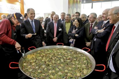 Camps (con el tenedor en la mano), durante un acto el jueves en una feria comercial en Berlín (Alemania).