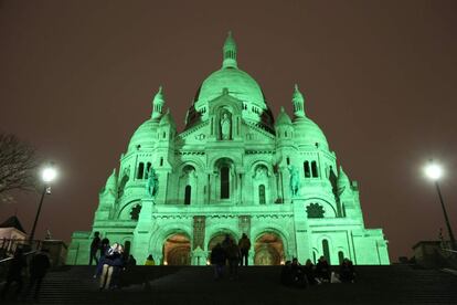 Ambiente en la zona de la Basílica del Sagrado Corazón de París durante las celebraciones de la fiesta de San Patricio.