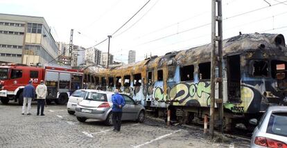 El vagón de tren siniestrado en la estación de Abando, en Bilbao.