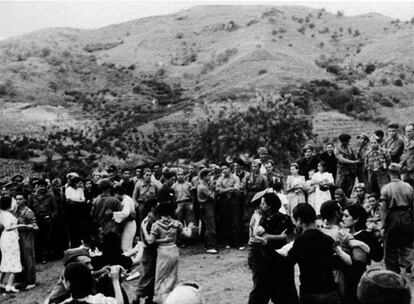 Las delegadas de las poblaciones vecinas bailan con los soldados de la XI Brigada