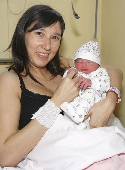 Izabela muestra a su hija Laia, la primera bebé del año.