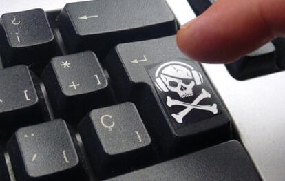 Un teclado de ordenador con el símbolo pirata modernizado de la calavera con auriculares y las tibias cruzadas, en alusión a las descargas ilegales en Internet y los delitos informáticos