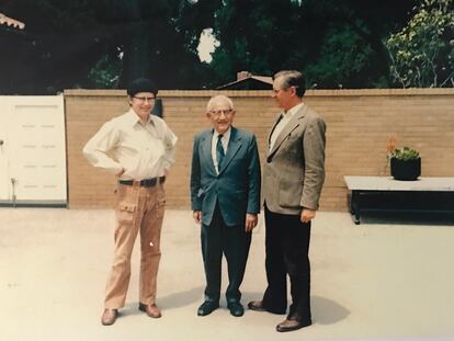 David Klarner, George Pólya (centro), y N. G. de Bruijn, los tres matemáticos en la Universidad de Stanford, circa 1973
