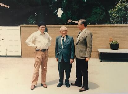 David Klarner, George Pólya (centro), y N. G. de Bruijn, los tres matemáticos en la Universidad de Stanford, circa 1973