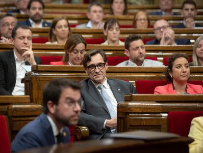 El primer secretario del PSC, Salvador Illa, observa al presidente de la Generalitat, Pere Aragonès, durante el Pleno del Parlament celebrado el 25 de mayo. / DAVID ZORRAKINO (Europa Press)