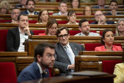 El primer secretario del PSC, Salvador Illa, observa al presidente de la Generalitat, Pere Aragonès, durante el Pleno del Parlament celebrado el 25 de mayo. / DAVID ZORRAKINO (Europa Press)