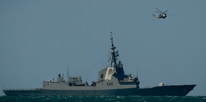 La fragata Mendez Nuñez llega, a su entrada a la base naval de Rota, Cádiz. El buque, junto al submarino de la clase S-74 y el avión de patrulla marítima CN-235 formarán parte de dispositivo para hacer cumplir el embargo en aguas libias.