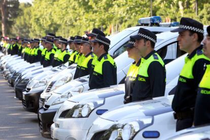 Agentes formados en el paseo de coches del Retiro durante la celebración del patrón de la Policía Municipal.