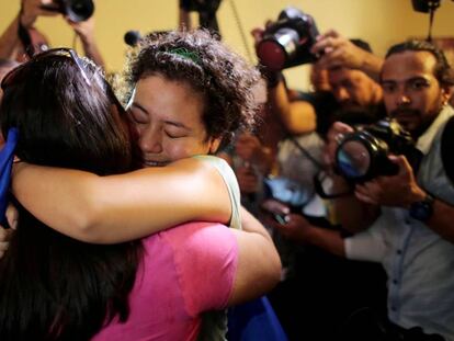 Maria Adilia Peralta, considerada presa política, se reúne con familiares tras ser liberada el lunes de la cárcel La Esperanza, de Nicaragua.
