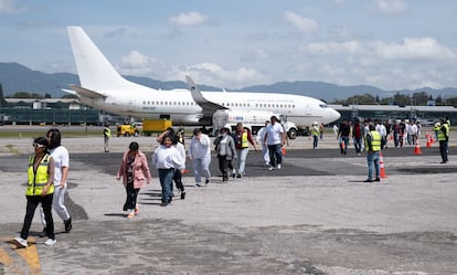 Migrantes deportados desde Estados Unidos ingresan al Centro de Recepción de Retornados del Instituto Guatemalteco de Migración