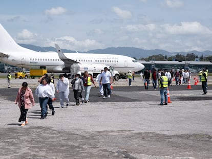 Migrantes deportados desde Estados Unidos ingresan al Centro de Recepción de Retornados del Instituto Guatemalteco de Migración, ubicado en las instalaciones de la Fuerza Aérea Guatemalteca, detrás del aeropuerto civil La Aurora, en Ciudad de Guatemala, el 3 de julio de 2025.