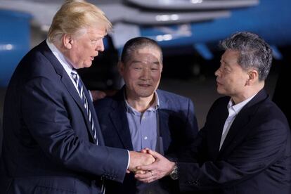 El comunicado ha sido emitido tan solo unos minutos antes de que los tres liberados llegaran a Alaska. Además, este jueves se reunirán con Trump. En la imagen, Donald Trump saluda a Kim Dong Chu, uno de los liberados por Corea del Norte. En la imagen, Donald Trump (izquierda), recibe a los presos estadounidenses liberados por Corea del Norte Kim Dong-Chul (centro) y Kim Hak-Song (derecha).