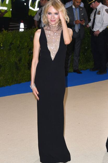 Naomi Watts se decantó por este vestido negro de Stella McCartney.