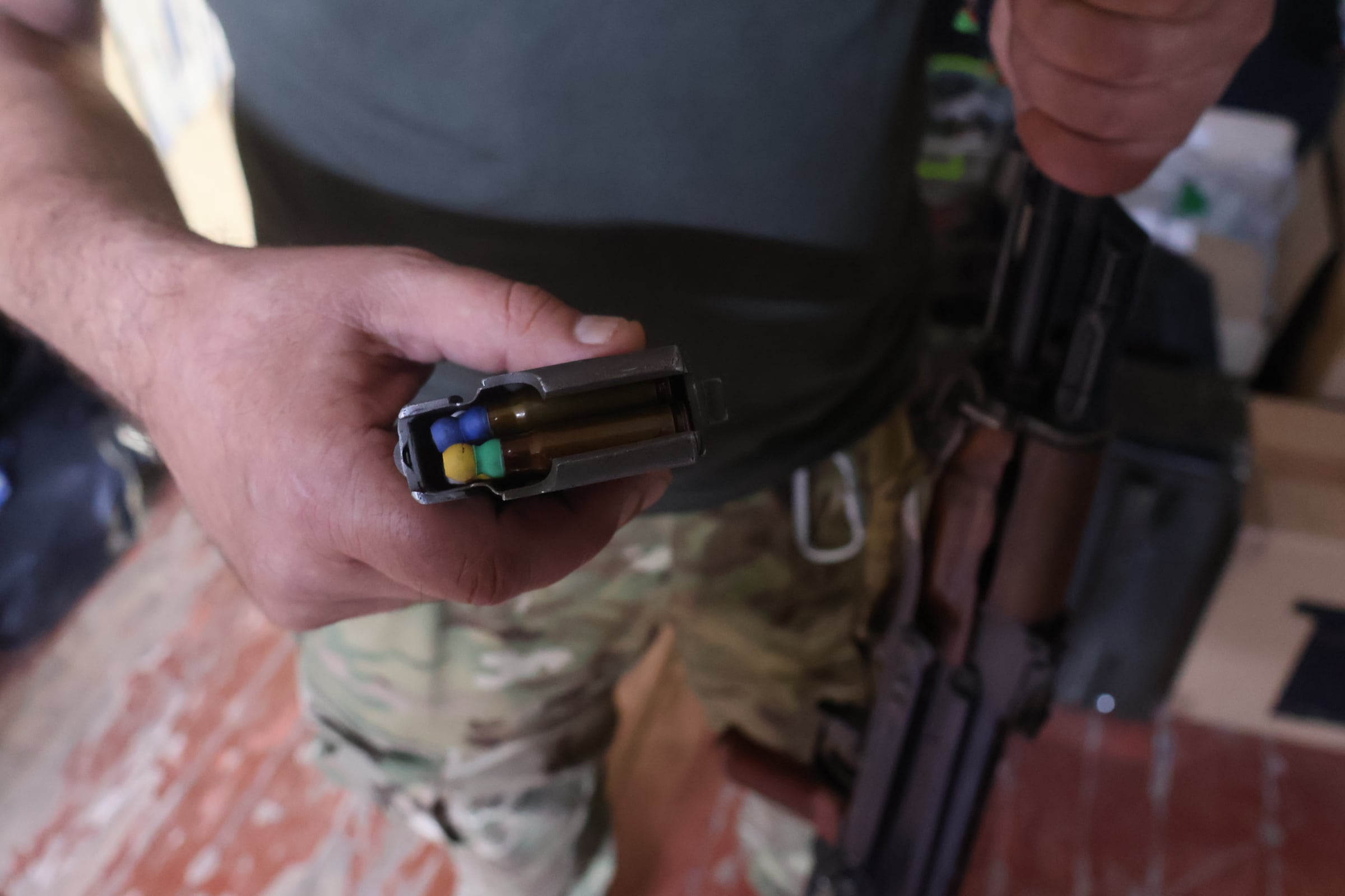 Un militar de la 155ª Brigada Mecanizada de Ucrania muestra el 10 de agosto balas de su fusil modificadas con postas para abatir drones.