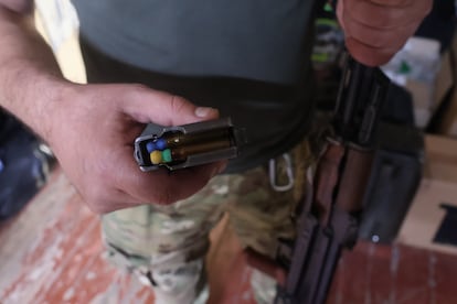 Un militar de la 155ª Brigada Mecanizada de Ucrania muestra el 10 de agosto balas de su fusil modificadas con postas para abatir drones.