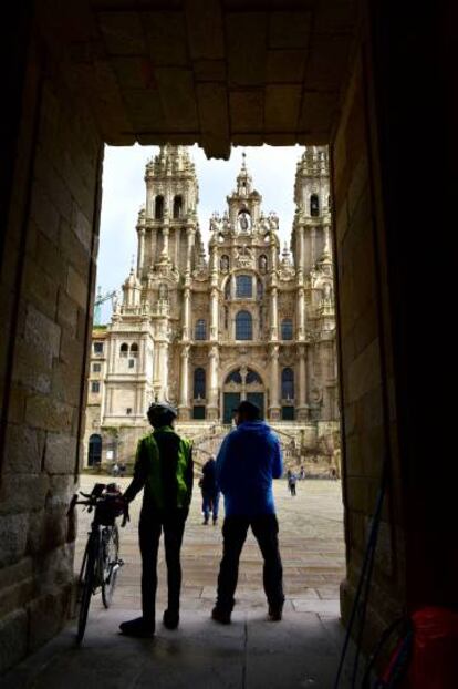 Peregrinos frente a la catedral de Santiago. El Año Santo Xacobeo se ha extendido a 2022 por la covid-19.