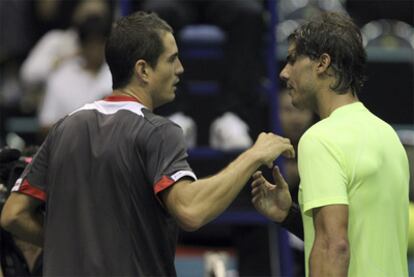 Nadal felicita a García Lopez tras caer en las semifinales del torneo de Bangkok.