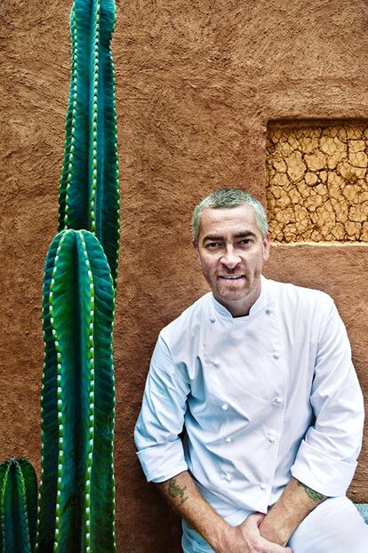 <p>Alex Atala, de 45 años, es la imagen internacional de la gastronomía brasileña. Desde la cocina de D.O.M, su restaurante en São Paulo, considerado el mejor de Sudamérica por Restaurant Magazine, se ha convertido en uno de los chefs más influyentes del mundo. Así lo estableció Time, que estampó su cara en portada. “A corto plazo, Brasil demostrará que su cocina no es solo Alex Atala”, se quita importancia. “Nuestro país tiene una generación impresionante”, mantiene. </p> <p>Para Atala, este año ha sido memorable. “Sobre todo por haber equilibrado trabajo y familia”. También por su libro Redescubriendo ingredientes brasileños, que le permitió viajar y madurar. “Dentro de la cocina uno sufre cierta miopía. Cuando te alejas, puedes enfocarte en lo importante”, asevera.</p> <p>El chef, orgulloso de su pasado punki, cuenta con entusiasmo cómo, gracias a su influencia, se consiguió recuperar la producción de arroz en el valle del río Paraíba. Hace nueve años, un agricultor y un investigador de la región tocaron a su puerta con un saquito de arroz negro. ¿Quién iba a comprarles arroz negro? Él lo hizo. Le imitaron. “El 80% de la población del valle se mantiene ahora con la producción de arroces especiales”, cuenta. Su próximo desafío: el cultivo orgánico. “No olvidemos que la mayor red social del mundo no es Facebook, es la gastronomía”.</p>