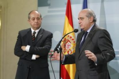 El ministro del Interior, Jorge Fern&aacute;ndez, con el consejero catal&aacute;n del ramo, Felip Puig.