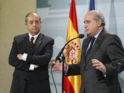 El ministro del Interior, Jorge Fernández, con el consejero catalán del ramo, Felip Puig.