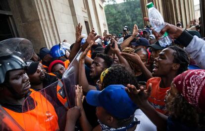 Los guardias de seguridad privados impiden que los estudiantes entren al Gran Salón durante una protesta en la Universidad de Witwatersrand (WITS) en Johannesburgo, Sudáfrica. Los estudiantes reclaman que a los estudiantes sin hogar se les proporcione alojamiento y se permita el registro a los que tienen deudas históricas.