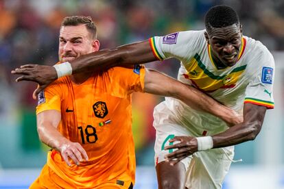 El holandés Vincent Janssen y el senegalés Pape Abou pugnan por el balón. 