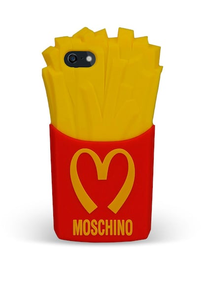 La famosa colección de Moschino en la que el diseñador incluyó referencias a la comida basura, cuenta con piezas como esta funda para el móvil que cuesta 48 euros.