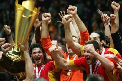 Los jugadores de la selección de balonmano, con el trofeo de campeones del mundo.