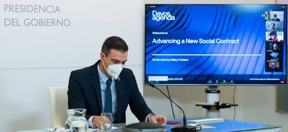 El presidente del Gobierno, Pedro Sánchez, participa este lunes por videoconferencia en la sesión 'Advancing a New Social Contract' en el panel del Foro de Davos.