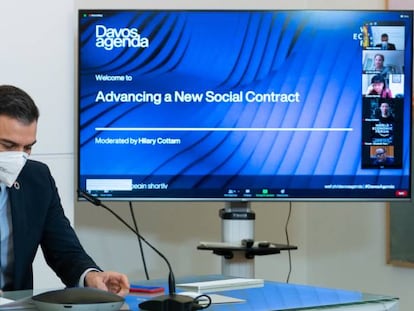El presidente del Gobierno, Pedro Sánchez, participa este lunes por videoconferencia en la sesión 'Advancing a New Social Contract' en el panel del Foro de Davos.