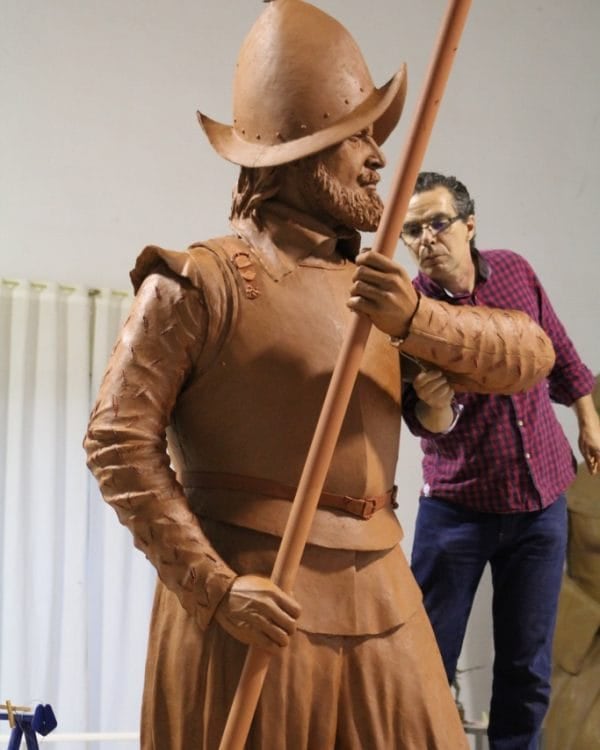 Salvador Amaya trabaja sobre la figura del piquero del monumento a los Tercios.