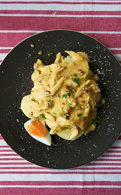 Receta de Gastón Acurio <p><i>Ingredientes</i></p><p> Para 4 personas: 2 cucharadas de aceite vegetal, 2 cebollas rojas picadas finas, 5 dientes de ajo picados, 25 g de pacanas o de almendras picadas, 250 g de pasta de ají amarillo, 120 ml de ají mirasol licuado, 1 cucharadita de comino molido, 2 cucharaditas de orégano seco, 8 rebanadas de pan, 120 ml de leche entera (y un poco más si fuera necesario), 375 ml de caldo de pollo (más si fuera necesario), 450 g de pechuga de pollo cocida y cortada en tiras, 20 g de queso parmesano, 2 patatas blancas, 400 g de arroz blanco graneado, para servir, sal y pimienta. Para adornar: 4 aceitunas negras sin hueso, 1 huevo duro cortado en cuartos, 1 ramita de perejil rizado.</p><p><i> Preparación</i></p><p> 1. Caliente el aceite en una cazuela a fuego lento y rehogue la cebolla y el ajo unos minutos, hasta que la cebolla se ablande. Añada las pacanas o las almendras, la pasta de ají amarillo y el ají mirasol licuado. Salpimente. 2. Agregue el comino y el orégano y siga rehogando, sin dejar de remover, unos minutos. Retire la cazuela del fuego y resérvela. 3. Ponga el pan en un bol, cúbralo con la leche, déjelo en remojo cinco minutos y páselo a una batidora con la mezcla de cebolla y pacanas. Tritúrelo bien. 4. Pase la mezcla a una cazuela a fuego medio y añada el caldo, el pollo y el parmesano. Pruebe y rectifique de sal y pimienta si fuera necesario. Cueza el guiso 8 minutos, hasta que adquiera una consistencia cremosa. Si se secara, añada un chorrito de caldo o leche. 5. Mientras tanto, ponga una olla con agua a hervir y cueza las patatas hasta que estén tiernas. Escúrralas y córtelas en rodajas. 6. Disponga las patatas en una fuente de servir y reparta el ají por encima con un cucharón. Adórnelo con las aceitunas, el huevo duro y el perejil y sírvalo con el arroz.</p><p><i> Preparación: 20 minutos.</i></p><p> Cocción: 20 minutos. En este caso el ají no es un condimento, sino el ingrediente principal de este guiso, cuya textura cremosa constituye la esencia de este plato. Uno de los más emblemáticos de Lima.</p>